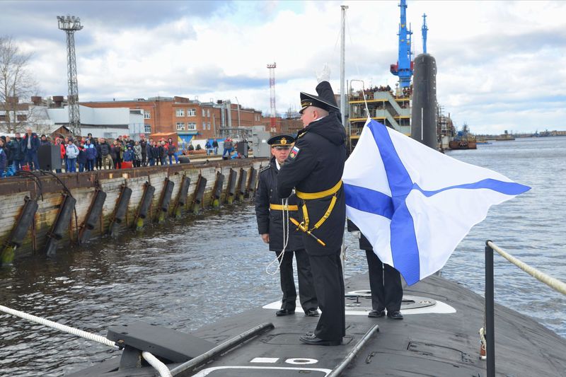 Поднятие флага на подводной лодке Казань