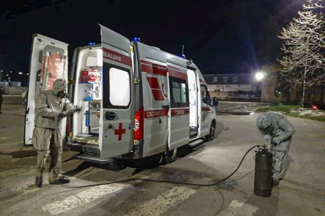 Военные обрабатывают машины скорой помощи