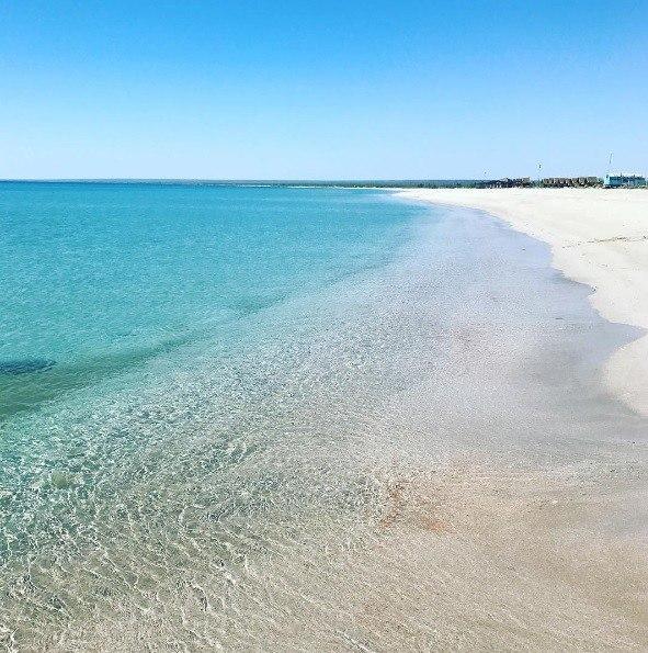 песчаный пляж на косе Беляус в Крыму