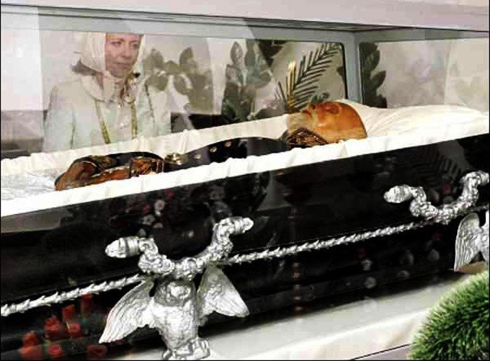 Молитва об исцелении у саркофага Пирогова