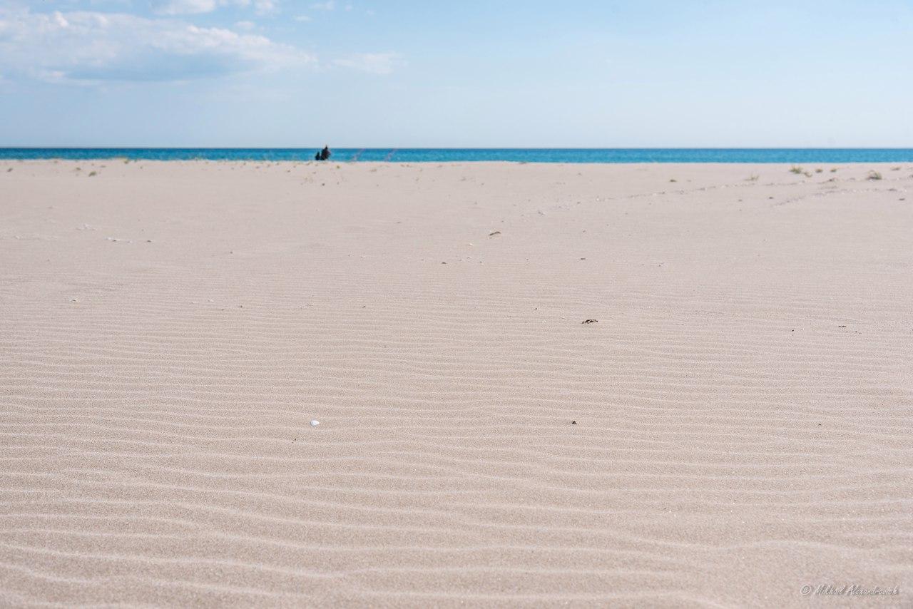 пляж с белым песком в селе поповка