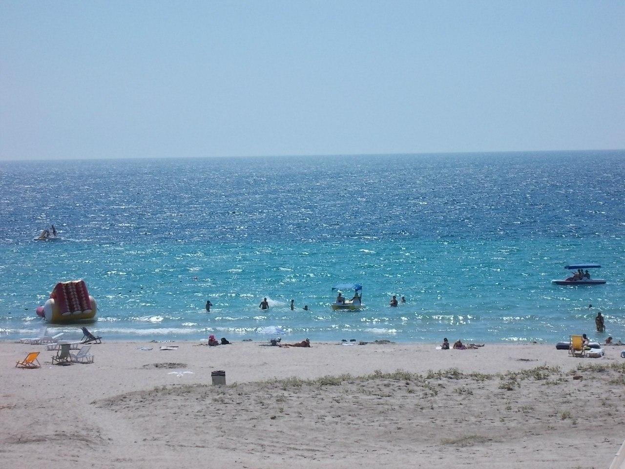 пляж с белым песком в селе  Штормовое